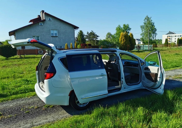Chrysler Pacifica cena 98500 przebieg: 196900, rok produkcji 2017 z Rzeszów małe 781